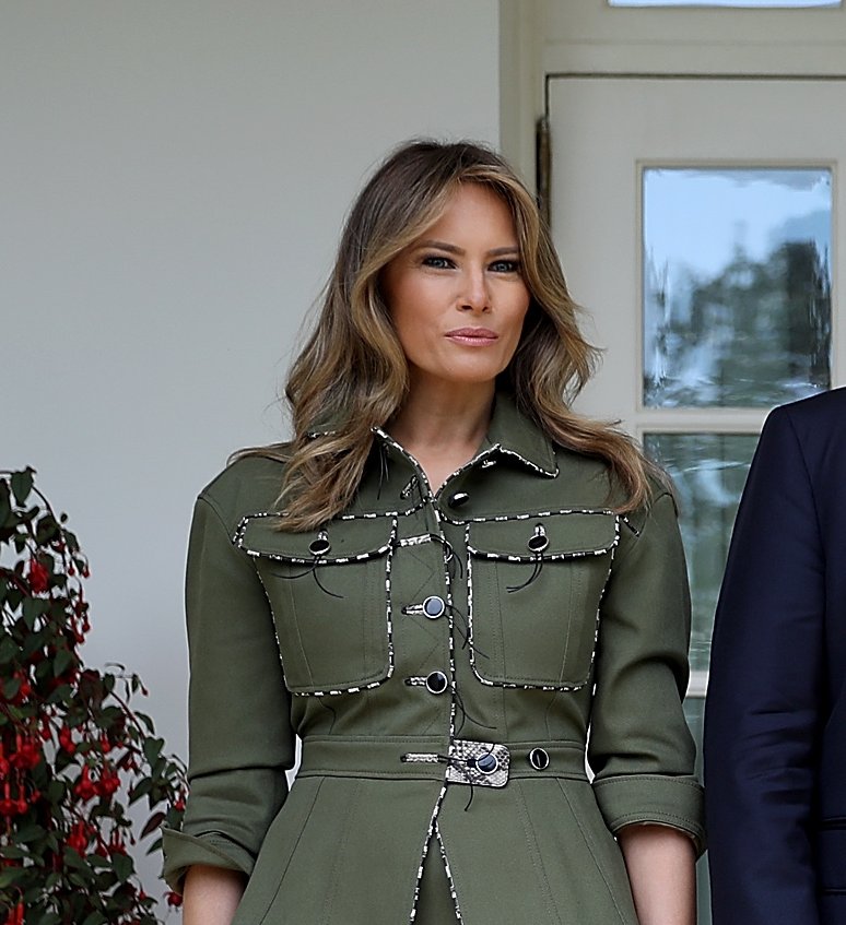 Почти военная форма: Мелания Трамп выбрала для официальной встречи костюм в стиле милитари